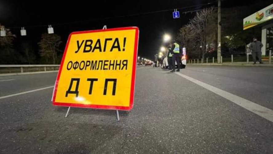 Місце зіткнення службового авто поліції та електроскутера на вулиці Городоцькій у Львові