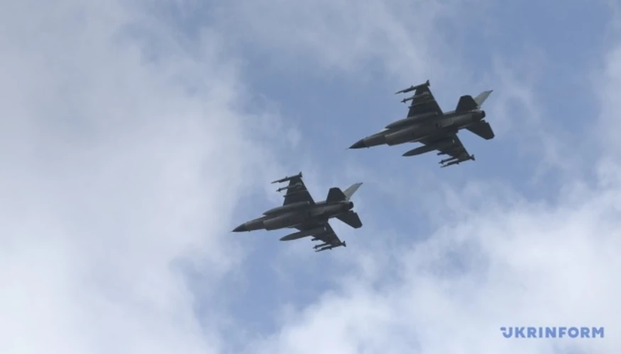Винищувач F-16 Повітряних сил Румунії в повітрі після перехоплення цілі