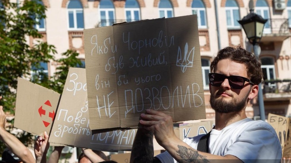 Протестувальники на площі біля театру ім. І.Франка у Києві тримають плакати на підтримку Федорова