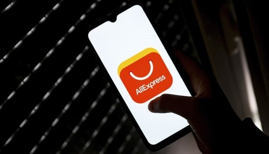 Логотип AliExpress на тлі прапорів Європейського Союзу
