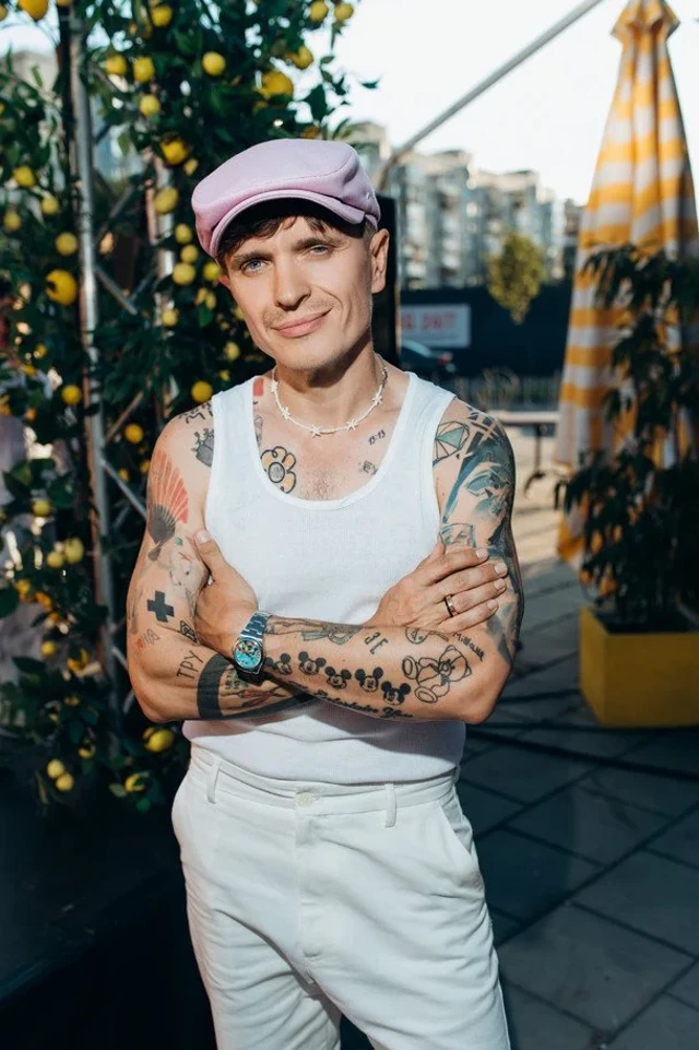 Пошкоджений ретро-кабріолет Анатолія Анатоліча зі зім'ятими бампром і крилом після ДТП у Києві