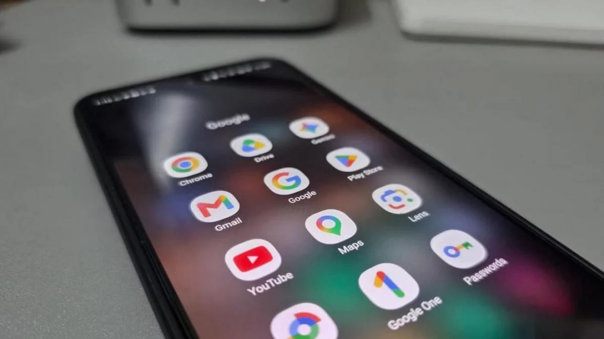 Смартфон Android з відкритими налаштуваннями застосунку Google