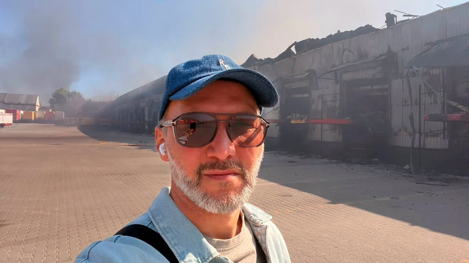 Зруйнований склад із книгами після влучання російського безпілотника у Святопетрівському