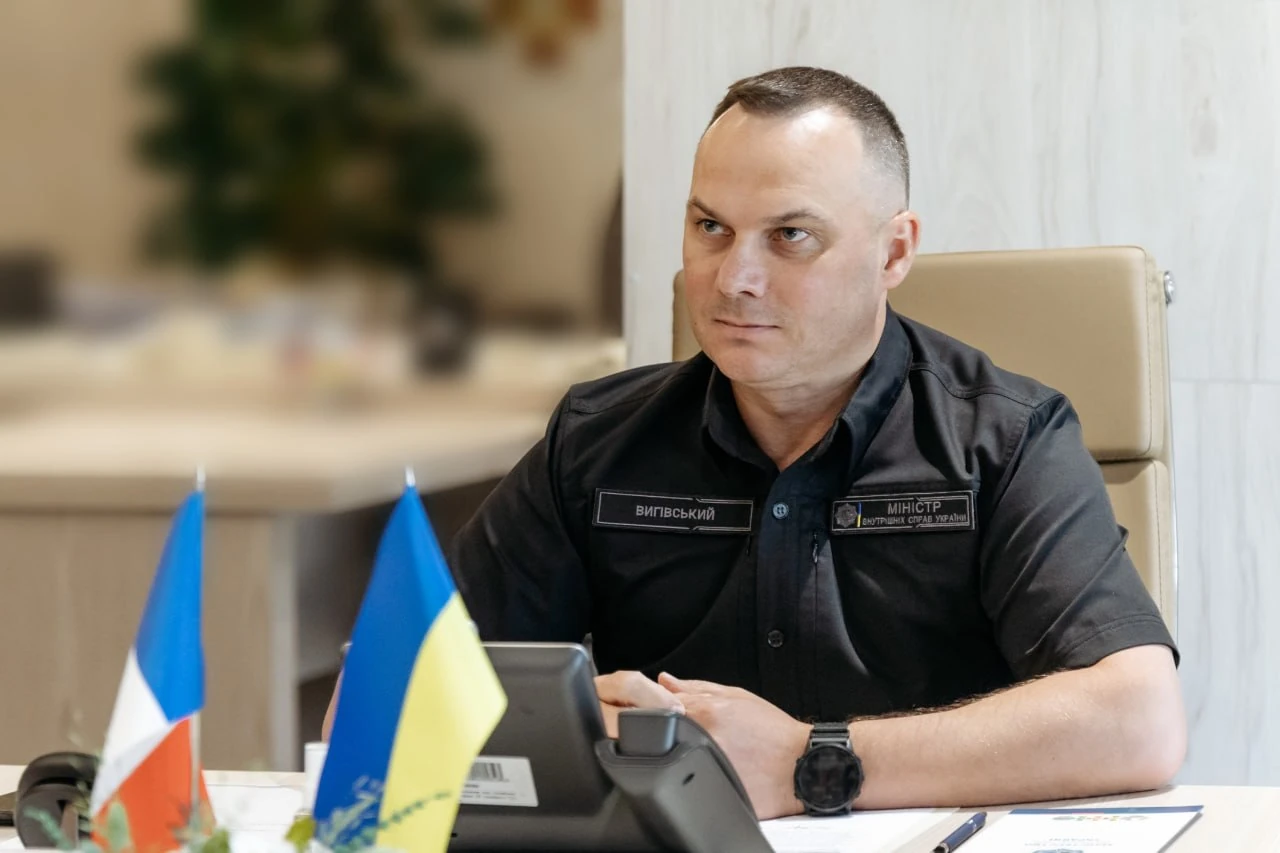 Патрульні автомобілі-«фантоми» без ідентифікаційних знаків на українській дорозі.