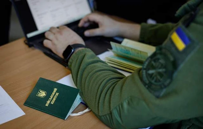 Документи на столі, що символізують переоформлення відстрочки від мобілізації