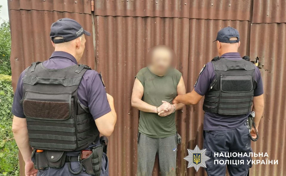 Поліція, спецпідрозділ КОРД і кінологи під час пошукової операції в селі Їжівці Чернівецької області