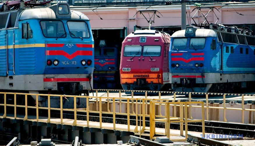 Пасажири у відкритому платному залі очікування на залізничному вокзалі