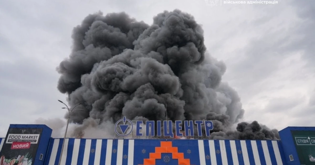 Пошкоджена будівля торговельного центру «Епіцентр» у Запоріжжі після ранкового удару 28 серпня 2026 року, масштабна пожежа.