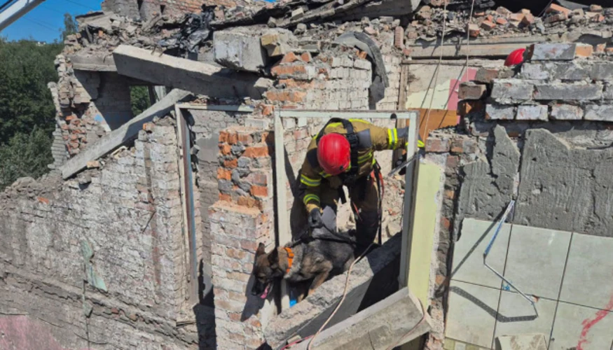 Рятувальні служби на місці влучання російської ракети у житловий будинок на вул. Патона у Львові