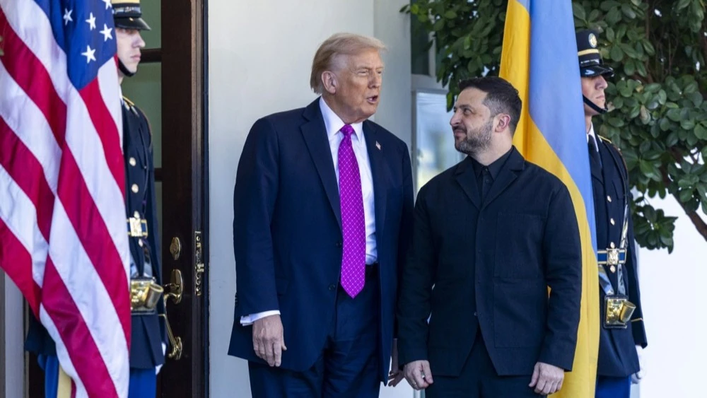 Прапори України, США та Росії на тлі хмарочосів Об'єднаних Арабських Еміратів