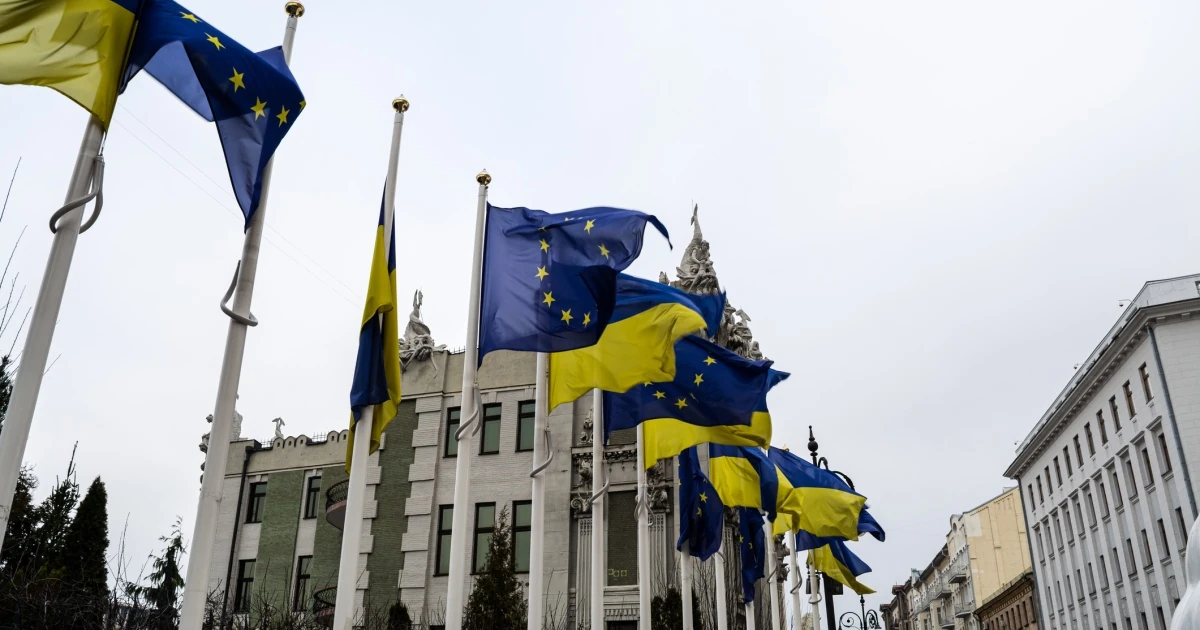 Прапори Європейського Союзу та Угорщини
