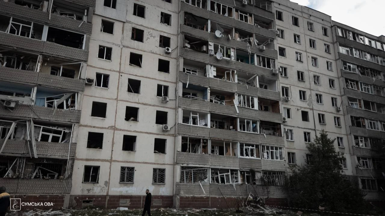 Наслідки російського удару по Сумах уранці 4 жовтня: пошкоджені багатоповерхівки та автомобілі, пожежа на об'єкті цивільної